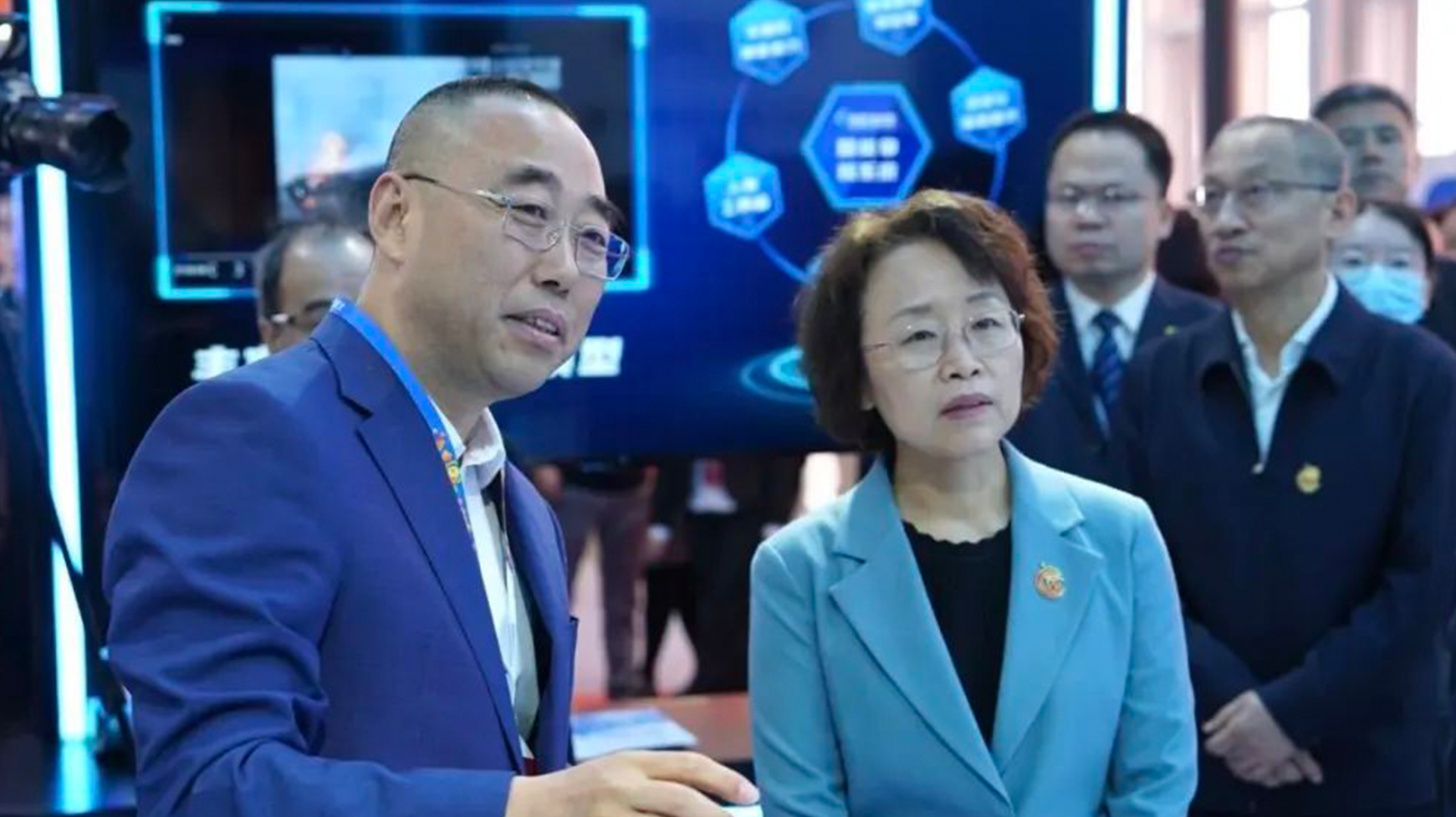 中宣部副部长、广电总局局长曹淑敏一行莅临当虹科技CCBN